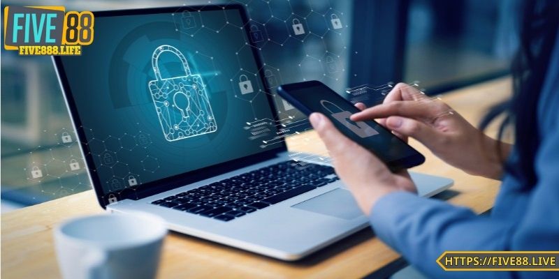Không truy cập từ các thiết bị lạ hoặc wifi công cộng